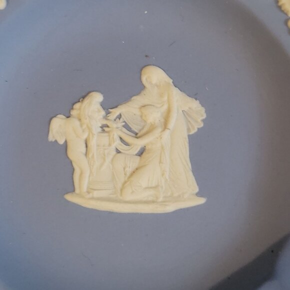 Wedgwood Blue Jasperware Ashtray Vintage Made In England Floral Relief Design 4. - Picture 2 of 6